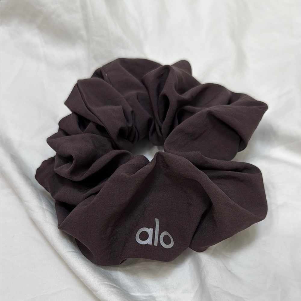Women’s Alo Yoga Oversized Scrunchie Purple Color. One size.